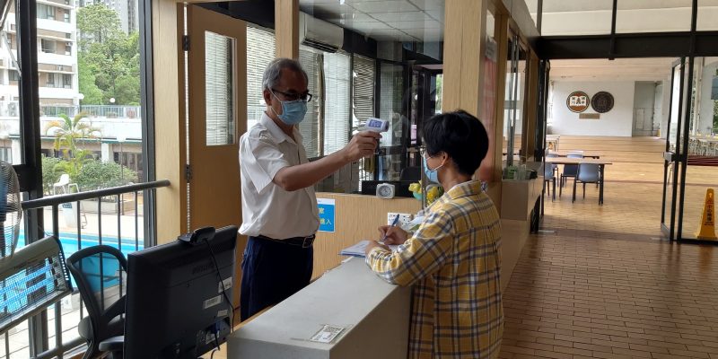 Body temperature monitoring at security counter